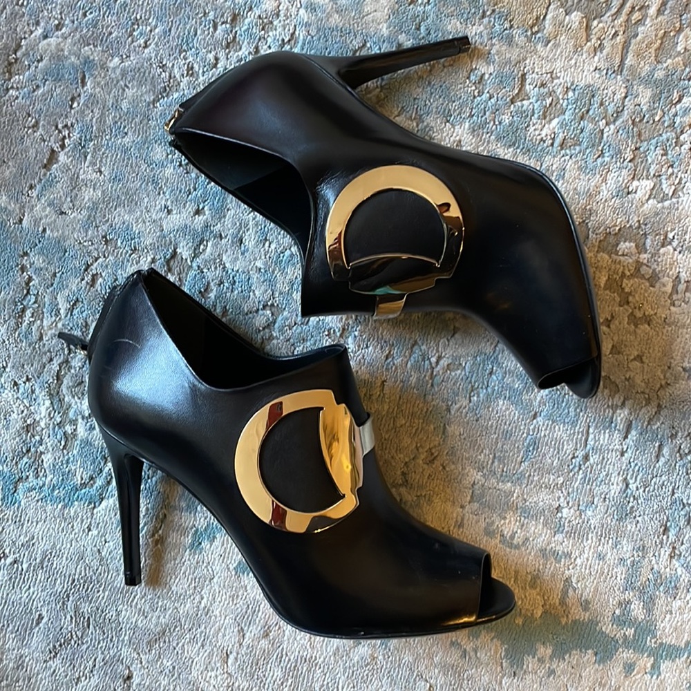 New in box Authentic Gucci Black heels and zipper in back Size 35.5 - Picture 3 of 7